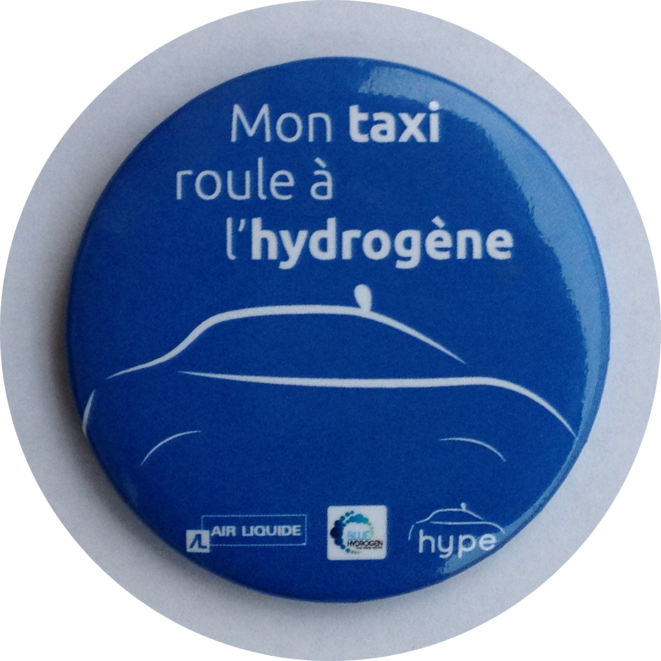 Badge distribué le 7 décembre 2015 sur le Cours Albert 1er © hype (www.taxioo.com) Badge distribué le 7 décembre 2015 sur le Cours Albert 1er © hype (www.taxioo.com)
