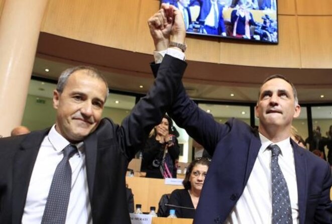 Corse : Les deux coqs sur le fumier...