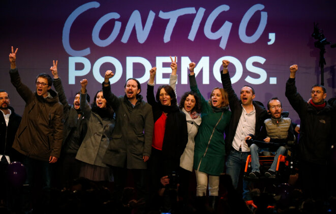 Pablo Iglesias et son cercle rapproché dimanche soir à Madrid. © Andrea Comas - Reuters. Pablo Iglesias et son cercle rapproché dimanche soir à Madrid. © Andrea Comas - Reuters.