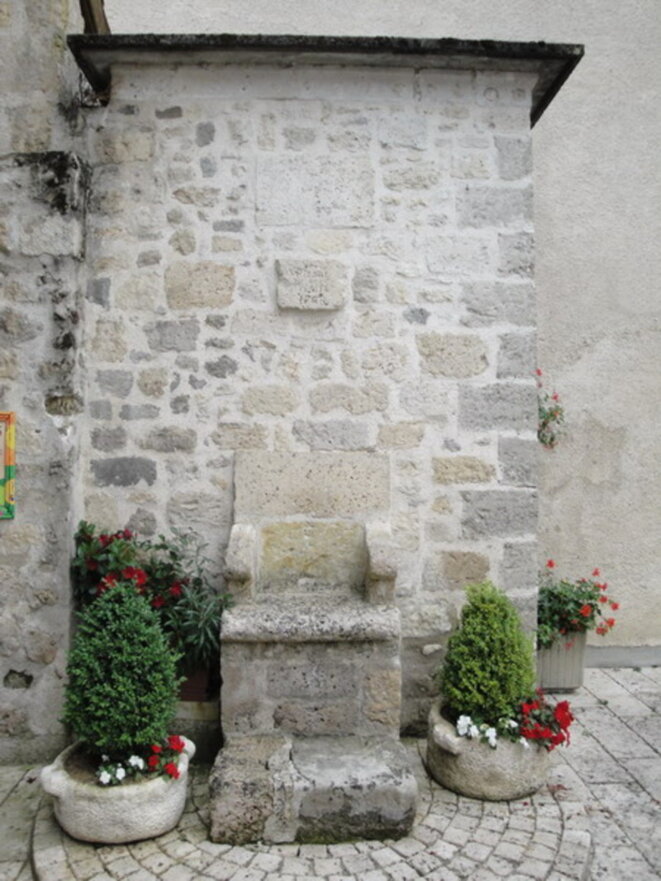 Chaque année a lieu le festival international des menteries à Moncrabeau (47) ; le vainqueur, élu roi des menteurs, après avoir juré de « travestir la vérité, toute la vérité, rien que la vérité », a le droit de s'asseoir sur le trône du menteur (DR) Chaque année a lieu le festival international des menteries à Moncrabeau (47) ; le vainqueur, élu roi des menteurs, après avoir juré de « travestir la vérité, toute la vérité, rien que la vérité », a le droit de s'asseoir sur le trône du menteur (DR)