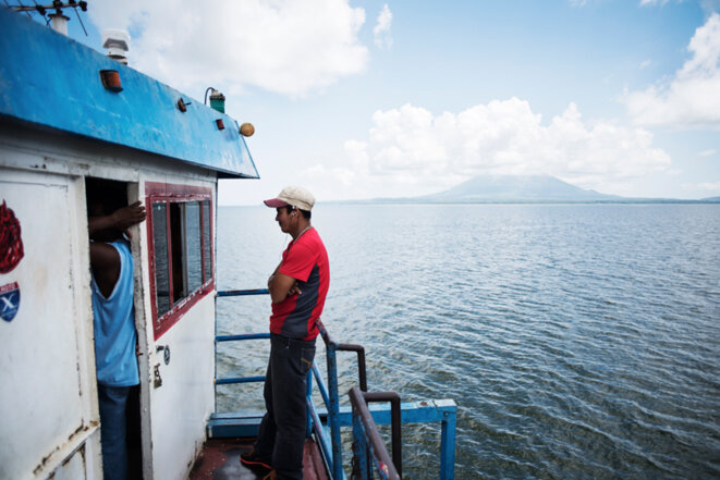 Sur le lac Nicaragua : vue d'Ometepe depuis le ferry qui rallie l'île à la terre. © Jean de Peña
