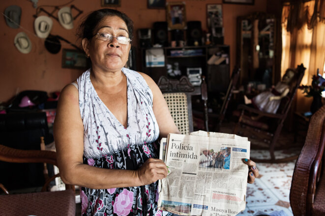 L'épouse d'Escuelita tient un journal signalant que la police intimide les opposants au Canal © Jean de Peña