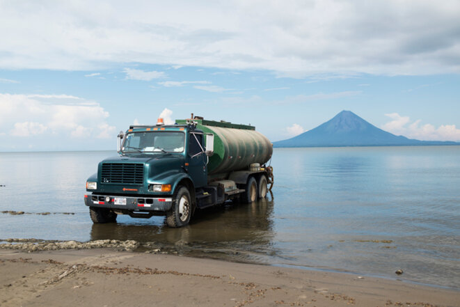 Des camions-citernes viennent régulièrement s'approvisionner en eau potable dans le lac Nicaragua pour ravitailler les villages alentour. © Jean de Peña - Collectif À-vif(s)