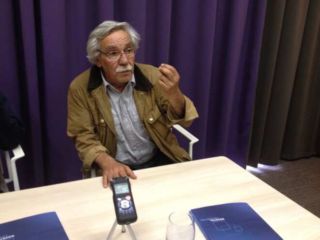 Jacques Pradel au micro d'une radio alg&eacute;rienne en mai 2013.