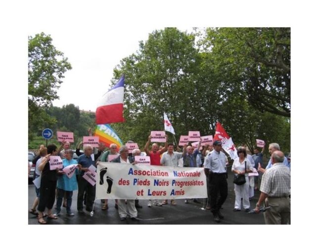L'ANPNPA participant en 2010 &agrave; une contre-manifestation &agrave; un hommage &agrave; la st&egrave;le de l'OAS du cimeti&egrave;re de B&eacute;ziers.