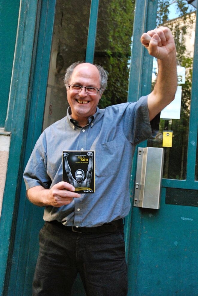 François Bensignor tenant son ouvrage François Bensignor tenant son ouvrage