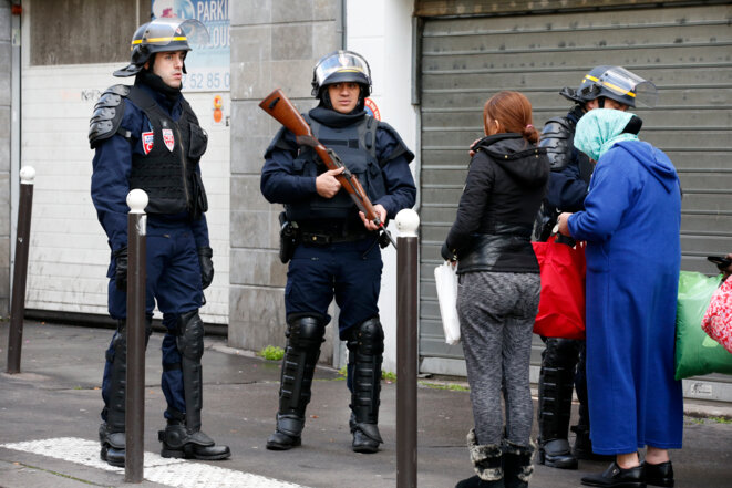 Des policiers contrôlent les passants après l'attentat contre le commissariat du 18e arrondissement © Reuters Des policiers contrôlent les passants après l'attentat contre le commissariat du 18e arrondissement © Reuters