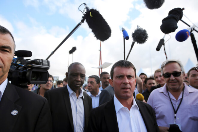 Manuel Valls à l'université d'été du PS à La Rochelle, en 2013. Au second plan, Ibrahima Diawadoh. © Reuters Manuel Valls à l'université d'été du PS à La Rochelle, en 2013. Au second plan, Ibrahima Diawadoh. © Reuters