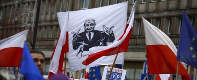 Manifestation en défense de la télévision publique polonaise, le 9 janvier 2016. Une banderole représente Jarosław Kaczyński, le chef du PiS, en marionnettiste. © Reuters Manifestation en défense de la télévision publique polonaise, le 9 janvier 2016. Une banderole représente Jarosław Kaczyński, le chef du PiS, en marionnettiste. © Reuters