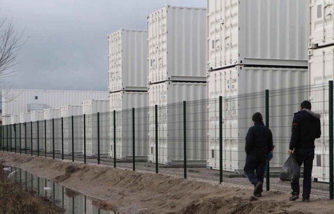 Le nouveau camp de containers de Calais © AP/SIPA