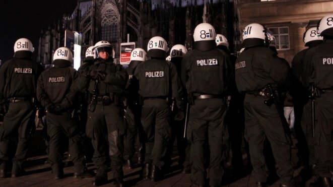 Des policiers devant la cathédrale de Cologne © Reuters