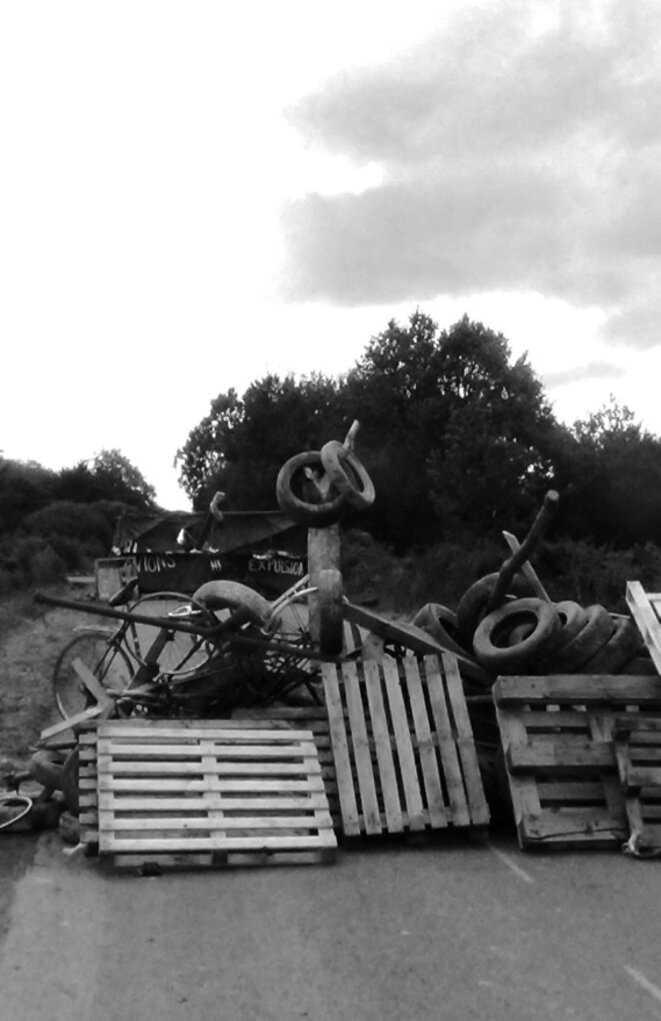 Une barricade sur la ZAD (photo extraite de Défendre la ZAD). Une barricade sur la ZAD (photo extraite de Défendre la ZAD).