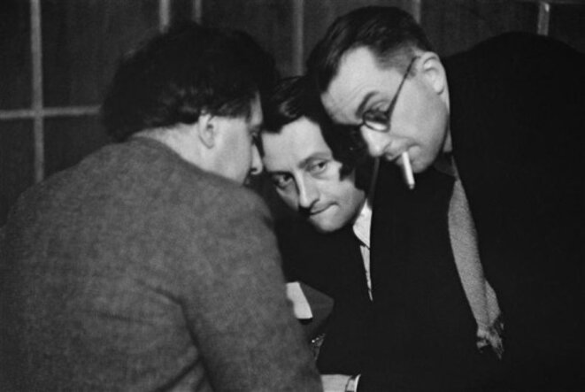 Aparté au congrès: Erhenbourg (de dos), Malraux et Gide © DR