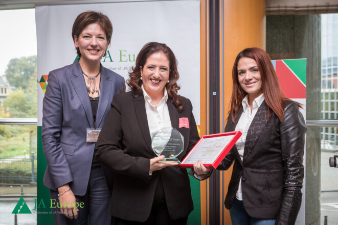 Angeliki Zissi à Bruxelles avec Caroline Jenner, directrice générale de Junior Achievement Europe (à gauche) et un membre du Parlement européen (à droite) © Junior Achievement Europe Angeliki Zissi à Bruxelles avec Caroline Jenner, directrice générale de Junior Achievement Europe (à gauche) et un membre du Parlement européen (à droite) © Junior Achievement Europe