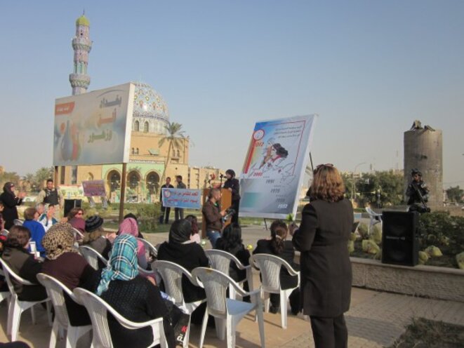 Rassemblement de la Ligue des Femmes Irakiennes (al-Rabitah) sur la place Firdaws au centre de Bagdad, le 8 mars 2012, photo Zahra Ali Rassemblement de la Ligue des Femmes Irakiennes (al-Rabitah) sur la place Firdaws au centre de Bagdad, le 8 mars 2012, photo Zahra Ali