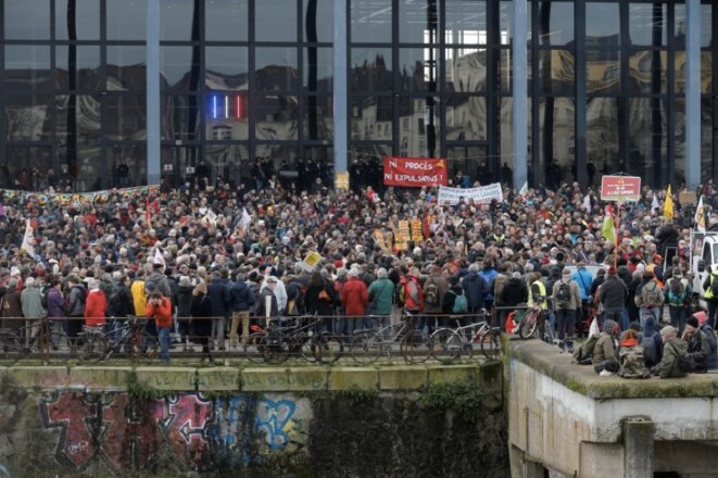 Devant le tribunal de Nantes (©Reuters). Devant le tribunal de Nantes (©Reuters).