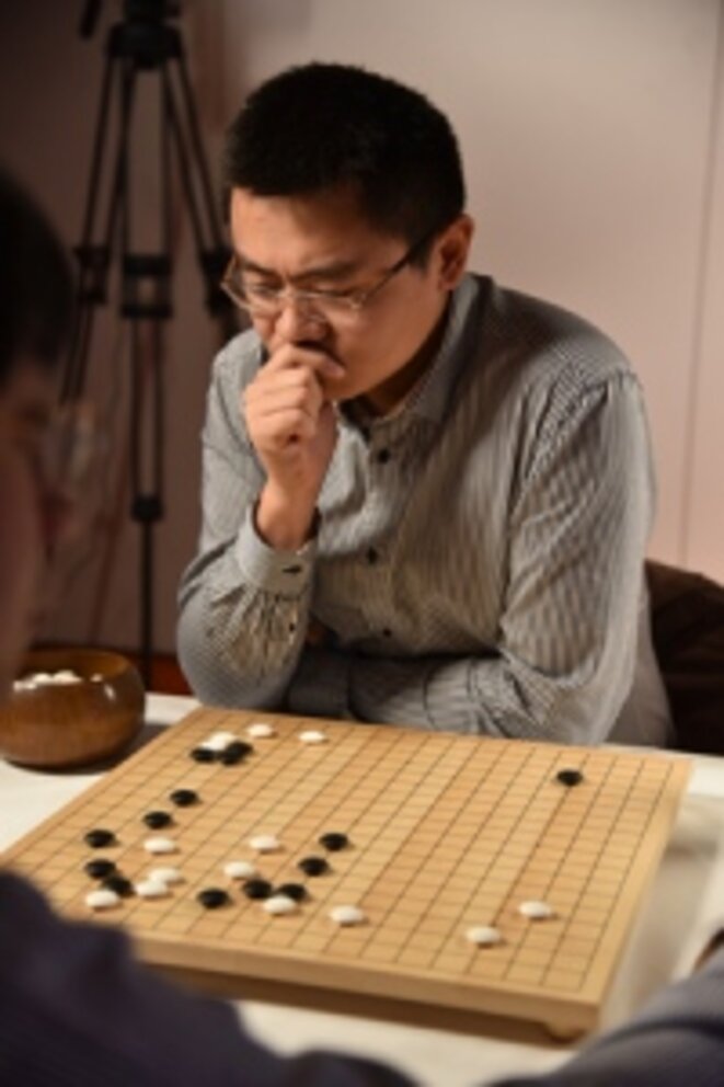 Fan Hui, champion d'Europe de go, battu en 2015 par le programme AlphaGo © Google Deepmind Fan Hui, champion d'Europe de go, battu en 2015 par le programme AlphaGo © Google Deepmind