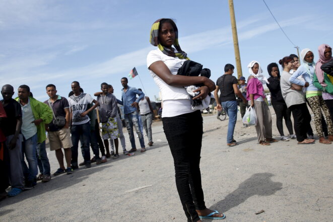 À Calais, lors d'une distribution de vêtements, le 9 août 2015. © Reuters