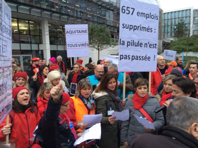 Manifestation devant le siège de Servier à Suresnes, le 2 février 2016 © Mathilde Goanec Manifestation devant le siège de Servier à Suresnes, le 2 février 2016 © Mathilde Goanec