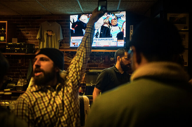 Des supporters de Bernie Sanders célèbrent sa victoire dans un bar du New Hampshire © Thomas Cantaloube Des supporters de Bernie Sanders célèbrent sa victoire dans un bar du New Hampshire © Thomas Cantaloube