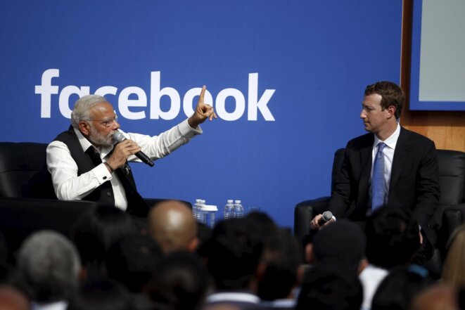 Narendra Modi et Mark Zuckerberg dans les locaux de Facebook © Reuters Narendra Modi et Mark Zuckerberg dans les locaux de Facebook © Reuters
