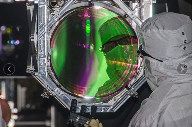 Un technicien inspecte un système optique du Ligo © LIGO Un technicien inspecte un système optique du Ligo © LIGO