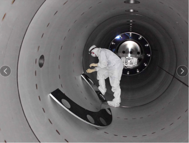 Installation d'un dispositif dans l'un des tubes à vide du Ligo © LIGO Installation d'un dispositif dans l'un des tubes à vide du Ligo © LIGO