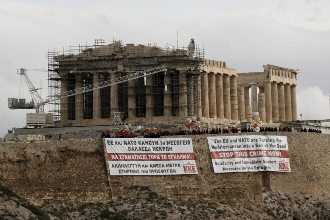 « L'UE et l'Otan sont en train de transformer la Méditerranée en mer de morts. Arrêtez ce crime maintenant ! » Banderole du Parti communiste grec sur l'Acropole, 15 octobre 2015. © Reuters « L'UE et l'Otan sont en train de transformer la Méditerranée en mer de morts. Arrêtez ce crime maintenant ! » Banderole du Parti communiste grec sur l'Acropole, 15 octobre 2015. © Reuters