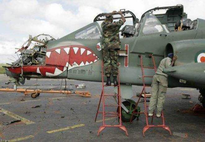 En représailles au bombardement de Bouaké, l'armée française détruit l'aviation ivoirienne. © Reuters