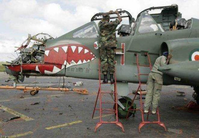 Un avion de l'armée ivoirienne abattu par l'armée française en représailles. © Reuters Un avion de l'armée ivoirienne abattu par l'armée française en représailles. © Reuters