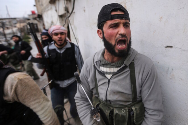 Cette photo d'un combattant rebelle syrien prise en février 2014 par Goran Tomasevic fait partie d'une série qui a obtenu le Wolrd Press. Tomasevic a lui-même formé des journalistes syriens pour suppléer aux reporters étrangers qui ne peuvent plus travailler sur place. © Reuters Cette photo d'un combattant rebelle syrien prise en février 2014 par Goran Tomasevic fait partie d'une série qui a obtenu le Wolrd Press. Tomasevic a lui-même formé des journalistes syriens pour suppléer aux reporters étrangers qui ne peuvent plus travailler sur place. © Reuters