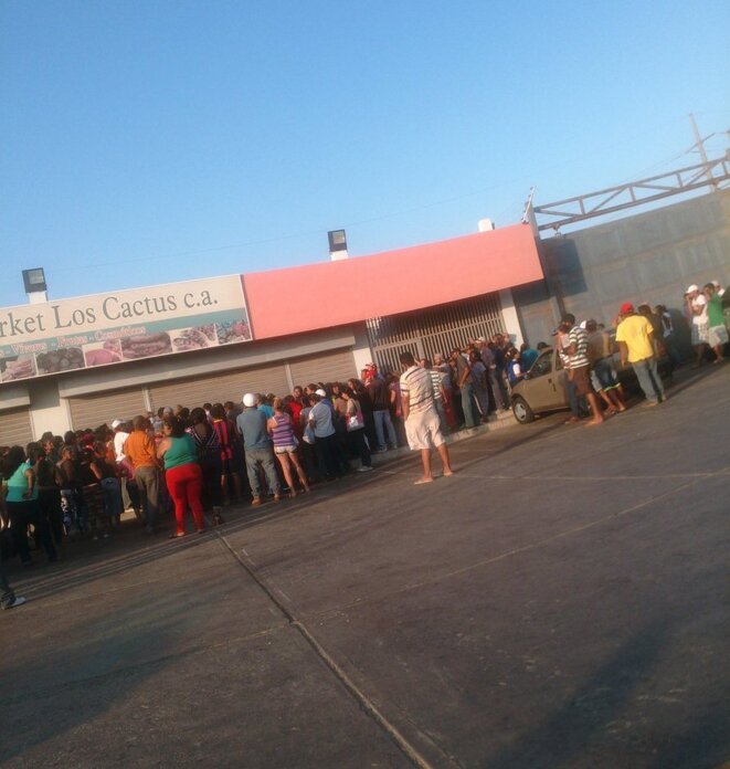 Les gens font la queue pour achetter à manger - Prendre ce genre de photos au Venezuela peut vous mener en prison. Les gens font la queue pour achetter à manger - Prendre ce genre de photos au Venezuela peut vous mener en prison.