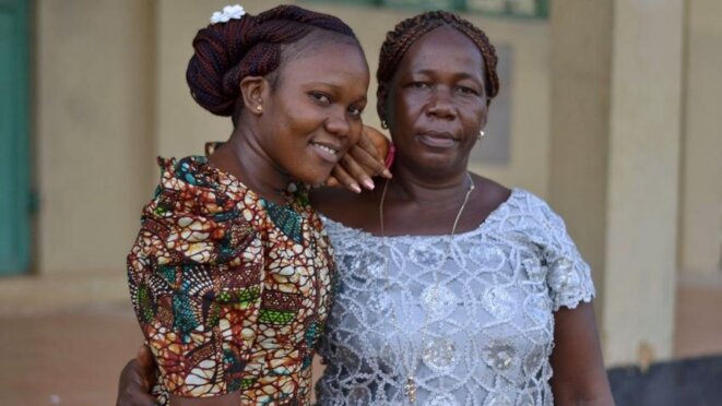 Bernadette Jessaboye et sa mère Ioye Massaquoy, survivantes d'Ebola © OCHA Bernadette Jessaboye et sa mère Ioye Massaquoy, survivantes d'Ebola © OCHA