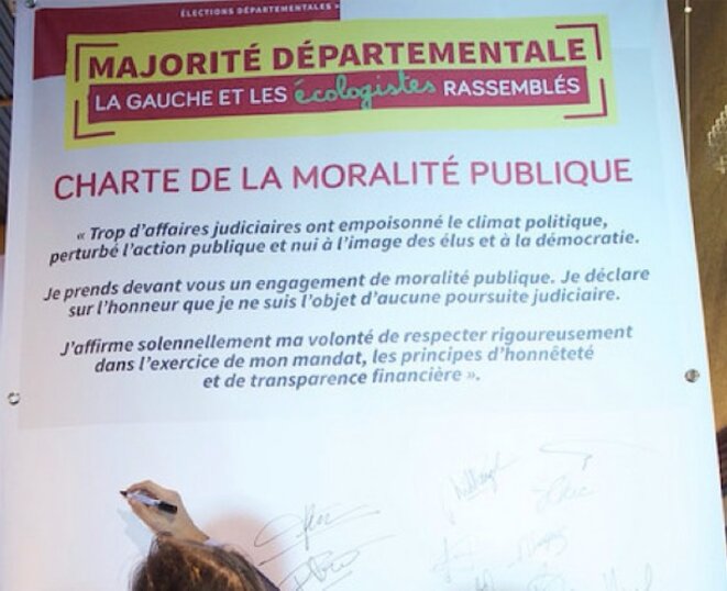 La charte de la moralité publique signée par F. Koïta le 16 mars 2015, lors du meeting pour les départementales en présence de Manuel Valls © Parti socialiste La charte de la moralité publique signée par F. Koïta le 16 mars 2015, lors du meeting pour les départementales en présence de Manuel Valls © Parti socialiste