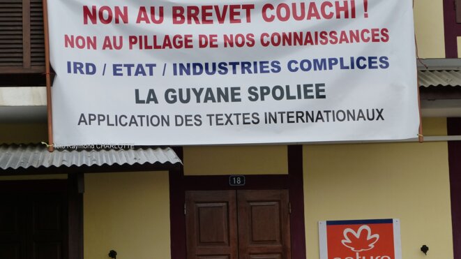 Manifestation de la Fédération des Organisation Auchtones de GUYANE (FOAG) et de l'Organisation des Nation Autochtones de GUYANE (ONAG), du Komité Drapo à l'Institut Pasteur de Cayenne pendant la visite du ministre de la Santé Mme Marisol Touraine. © Raymond Charlotte. Manifestation de la Fédération des Organisation Auchtones de GUYANE (FOAG) et de l'Organisation des Nation Autochtones de GUYANE (ONAG), du Komité Drapo à l'Institut Pasteur de Cayenne pendant la visite du ministre de la Santé Mme Marisol Touraine. © Raymond Charlotte.
