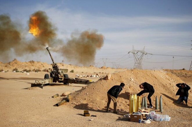 Des combattants libyens bombardent des positions de l'Etat islamique près de Syrte, le 19 mars 2015. © Reuters