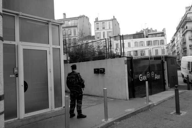 Un militaire devant une des plus importantes écoles confessionnelles de Marseille © Rachida El Azzouzi