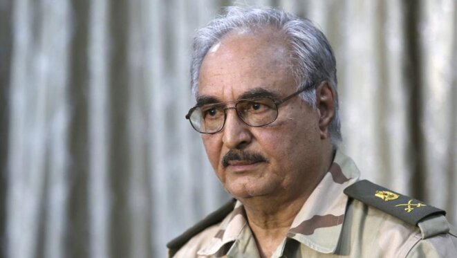 Le général Khalifa Haftar, ancien kadhafiste tombé en disgrâce et désormais chef de l'armée nationale libyenne. © Reuters