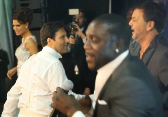 Arnaud Mimran et Marco Mouly avec, au premier plan, le chanteur Akon. © Mediapart