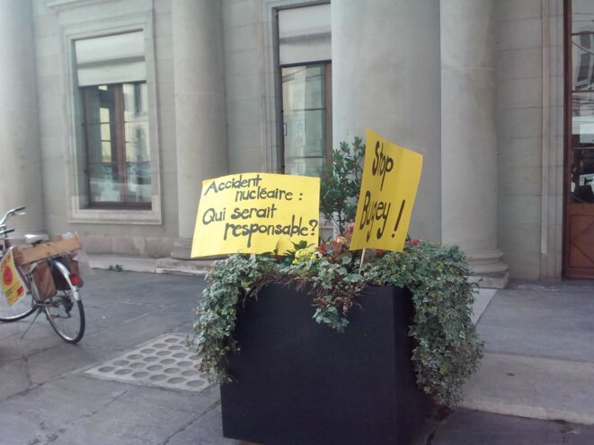 Outside the Palais Eynard on Monday, where one placard asked 'A nuclear accident: who will be responsible?' © AD Outside the Palais Eynard on Monday, where one placard asked 'A nuclear accident: who will be responsible?' © AD
