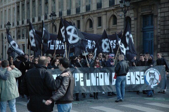 Axel Loustau (de dos) avec E.K., la victime de l'agression (à sa droite) et Logan Djian (devant le cortège du GUD), lors du traditionnel défilé de l'extrême droite radicale, le 13 mai 2012, place de la Concorde, à Paris. © Reflexes Axel Loustau (de dos) avec E.K., la victime de l'agression (à sa droite) et Logan Djian (devant le cortège du GUD), lors du traditionnel défilé de l'extrême droite radicale, le 13 mai 2012, place de la Concorde, à Paris. © Reflexes