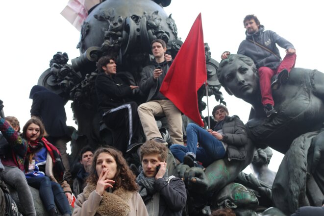 Arrivée sur la place de la Nation, escalade de la statue, Paris © Mathilde Goanec