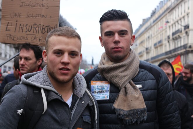 Rémi et Guillaume, de gauche à droite, serrurier et ouvrier du bâtiment, ex-apprenti. © Mathilde Goanec