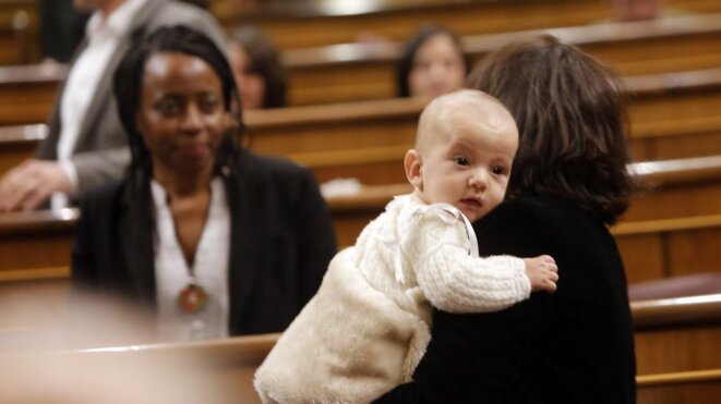 Rita Bosaho, Carolina Bescansa et son enfant, Diego, au Congrés des Députés, le 13 janvier dernier. © Benito Ordoñez Rita Bosaho, Carolina Bescansa et son enfant, Diego, au Congrés des Députés, le 13 janvier dernier. © Benito Ordoñez
