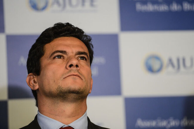 Le juge Sergio Moro, lors de la présentation d'un ensemble de mesures de lutte contre l'impunité et pour l'efficacité de la justice, au siège de l'Association fédérale des juges du Brésil © Fabio Rodrigues Pozzebom / Agencia Brasil Le juge Sergio Moro, lors de la présentation d'un ensemble de mesures de lutte contre l'impunité et pour l'efficacité de la justice, au siège de l'Association fédérale des juges du Brésil © Fabio Rodrigues Pozzebom / Agencia Brasil