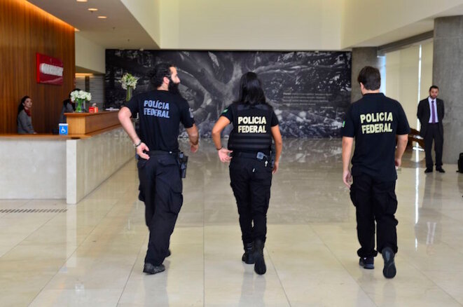 La police fédérale arrive à l'entreprise de construction Odebrecht dans le cadre de l'opération Lava Jato. © Rovena Rosa/ Agência Brasil La police fédérale arrive à l'entreprise de construction Odebrecht dans le cadre de l'opération Lava Jato. © Rovena Rosa/ Agência Brasil