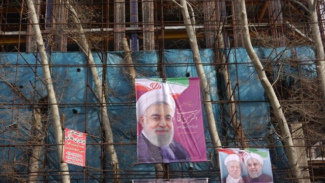 Retrato del presidente Rohani en una obra de construcción en la avenida Vali-e Asr. Retrato del presidente Rohani en una obra de construcción en la avenida Vali-e Asr.