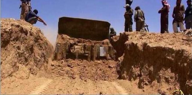 Image de propagande de Daech montrant la destruction de la frontière Sykes-Picot par un bulldozer Image de propagande de Daech montrant la destruction de la frontière Sykes-Picot par un bulldozer
