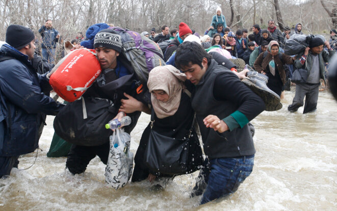 Lundi 14 mars 2016, des centaines de migrants traversent une rivière en crue pour rejoindre la Macédoine, avant de se faire refouler © Reuters Lundi 14 mars 2016, des centaines de migrants traversent une rivière en crue pour rejoindre la Macédoine, avant de se faire refouler © Reuters