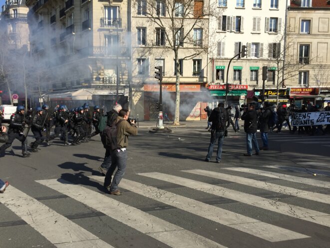 Les gendarmes dispersent des manifestants © Kalidou Sy